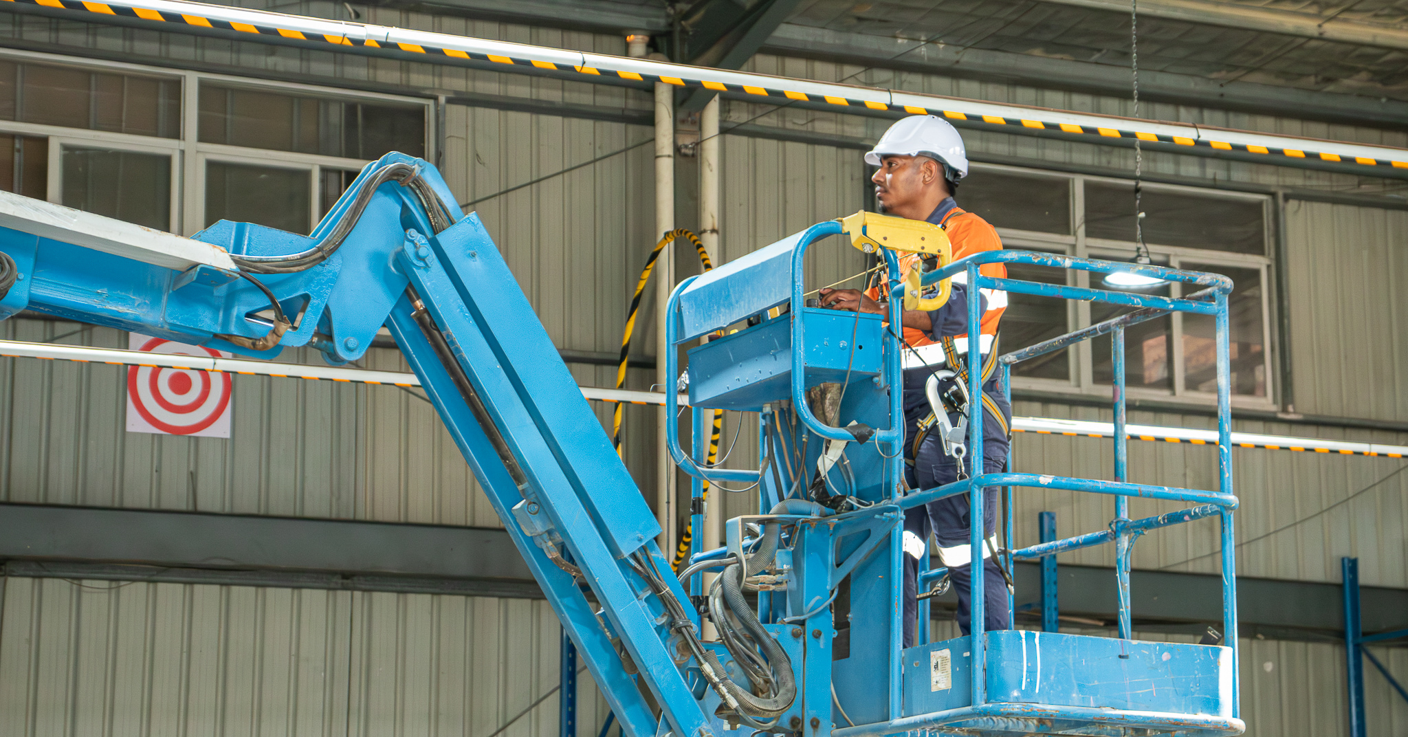 Operate a boom-type elevating work platform (boom length 11 meters or more)